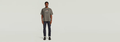 Camiseta Front Angry Bee en color gris oscuro con estampado gráfico, corte relajado y cuello redondo.