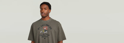Camiseta Front Angry Bee modelo masculino con estampado gráfico en color gris claro.