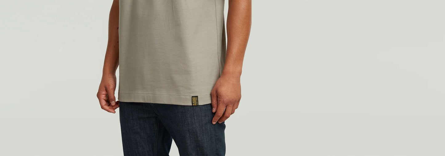 Modelo usando la Camiseta GS-01 de corte regular y cuello redondo, 100% algodón ecológico.