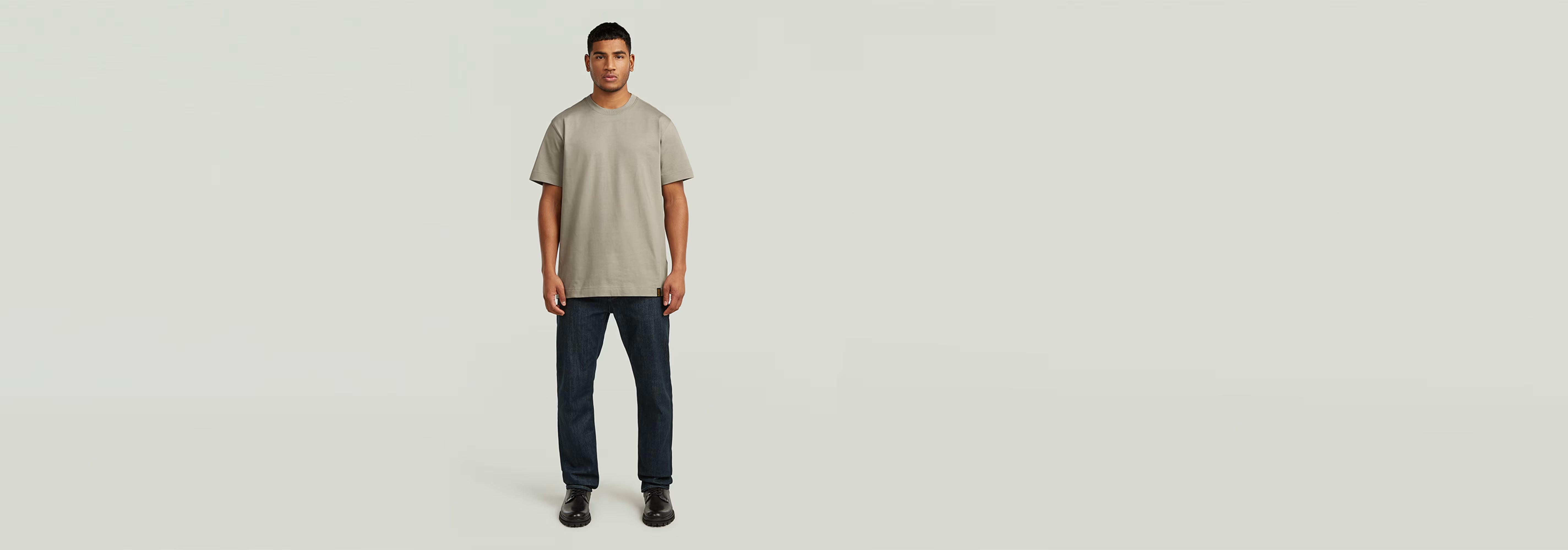 Modelo usando la Camiseta GS-01 de corte regular y 100% algodón ecológico, frente a fondo neutro.