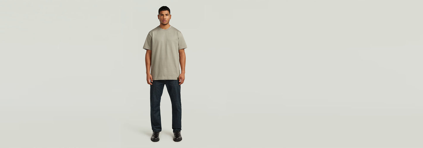 Modelo usando la Camiseta GS-01 de corte regular y 100% algodón ecológico, frente a fondo neutro.