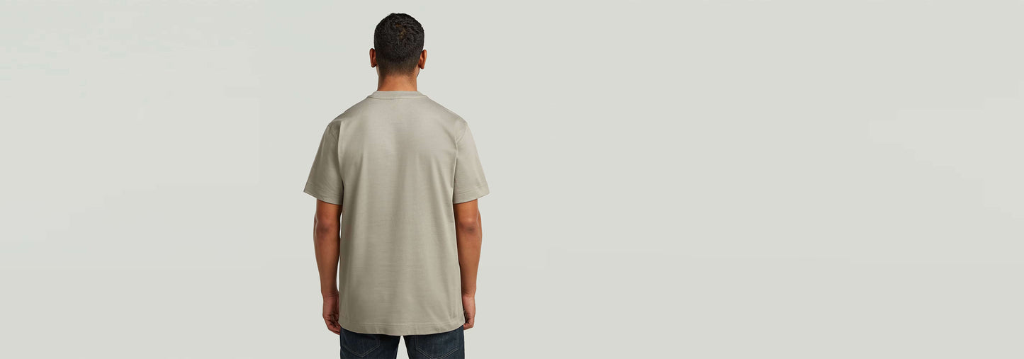 Hombre de espaldas vistiendo la camiseta GS-01 de corte regular y cuello redondo.