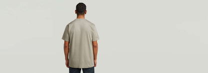 Hombre de espaldas vistiendo la camiseta GS-01 de corte regular y cuello redondo.