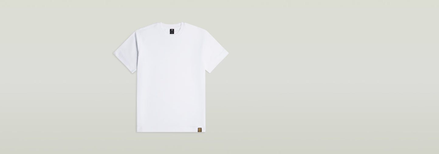 Camiseta GS-01 blanca con corte regular, cuello redondo, manga corta y logotipo sutil en el bajo.