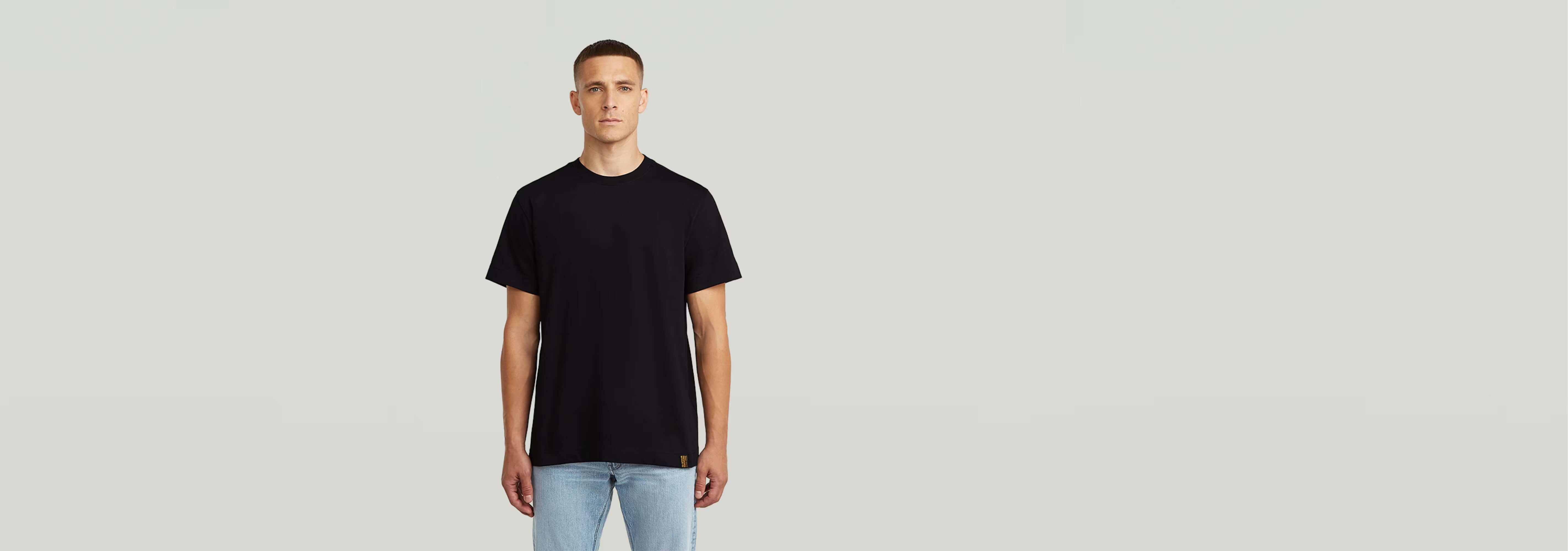 Imagen de un modelo usando la camiseta GS-01 de color negro, con corte regular y elástico cómodo.