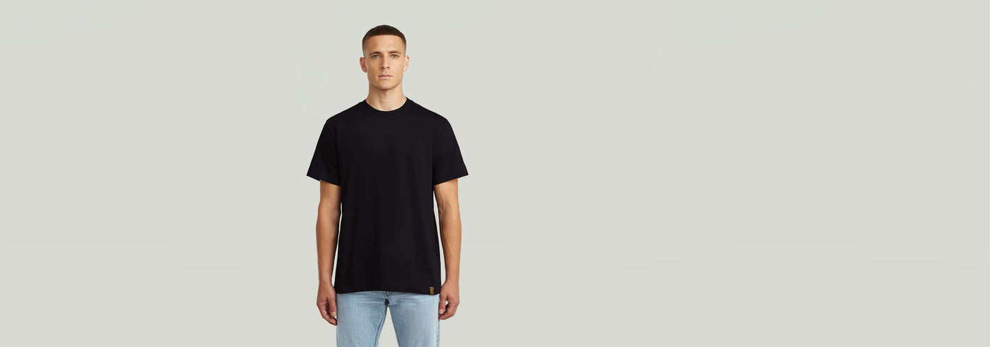 Imagen de un modelo usando la camiseta GS-01 de color negro, con corte regular y elástico cómodo.