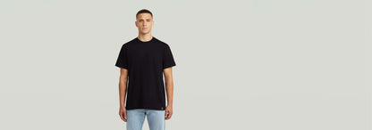 Imagen de un modelo usando la camiseta GS-01 de color negro, con corte regular y elástico cómodo.