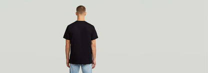 Camiseta GS-01 vista posterior, camiseta negra de algodón ecológico con corte regular y cuello redondo.