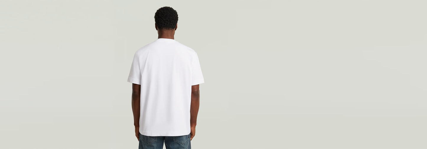 Camiseta GS-01 Relaxed vista trasera en color blanco, con corte relajado y cuello redondo.