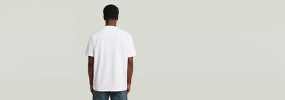Camiseta GS-01 Relaxed vista trasera en color blanco, con corte relajado y cuello redondo.