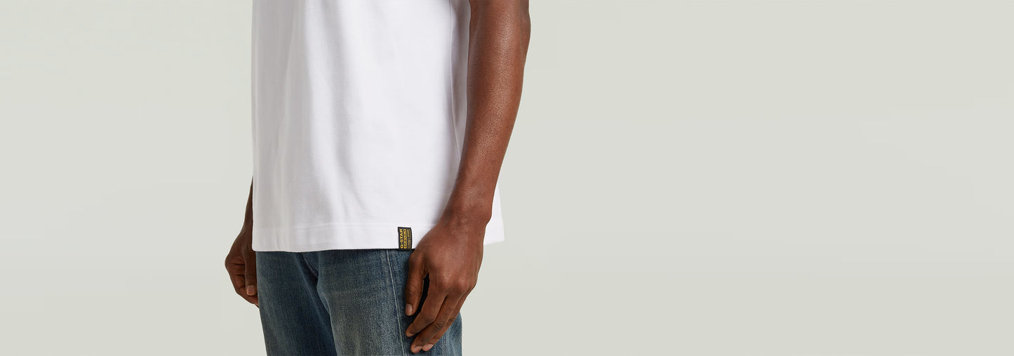Camiseta GS-01 Relaxed en color blanco, diseño de corte relajado y cuello redondo, vista lateral.