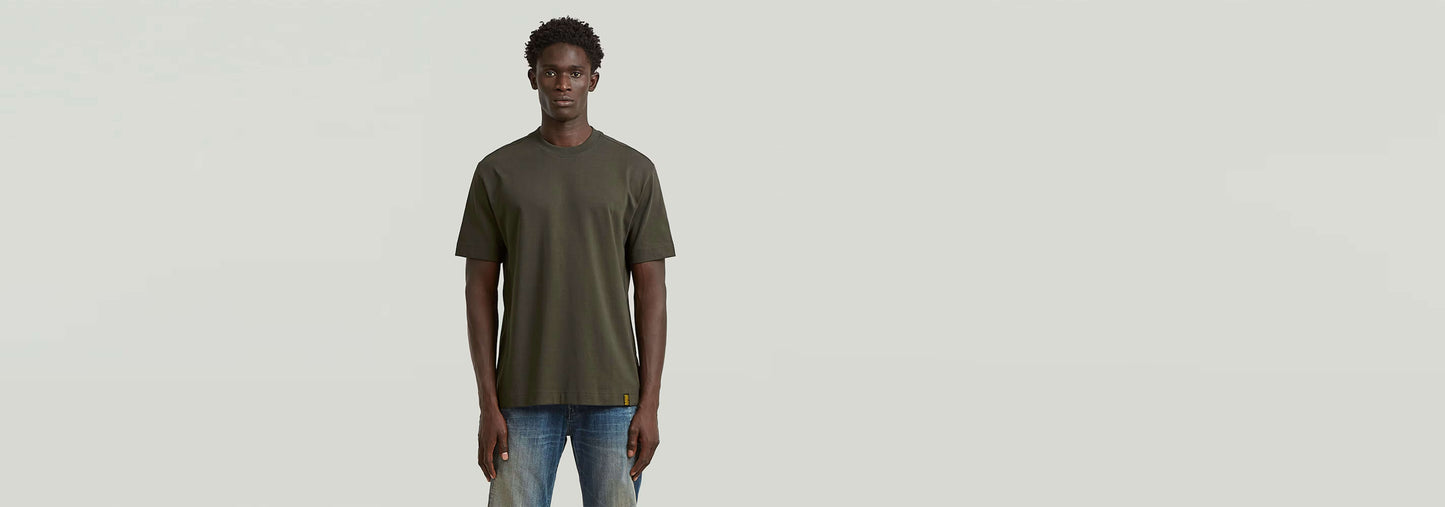 Camiseta GS-01 Relaxed en color verde oscuro, modelo con corte relajado y cuello redondo, perfecta para un look versátil.