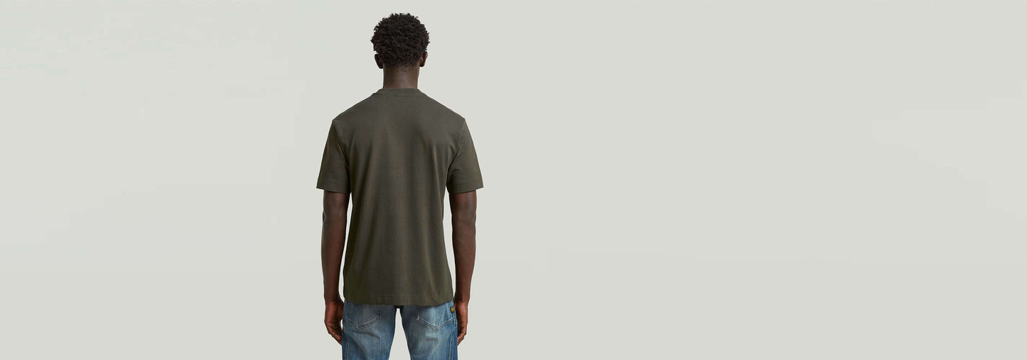 Camiseta GS-01 Relaxed vista trasera en color verde olivo, corte relajado y diseño clásico.