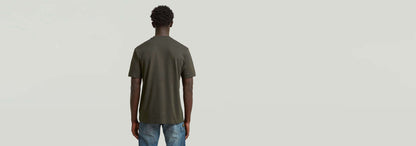 Camiseta GS-01 Relaxed vista trasera en color verde olivo, corte relajado y diseño clásico.