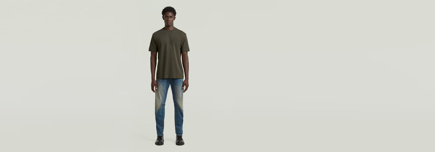 Un modelo de camiseta GS-01 Relaxed en corte relajado, mostrando un look atemporal con jeans.