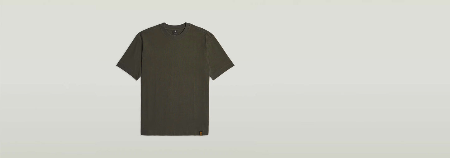 Camiseta GS-01 Relaxed en color oliva, diseño con cuello redondo y mangas cortas, 100% algodón ecológico.
