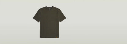 Camiseta GS-01 Relaxed en color oliva, diseño con cuello redondo y mangas cortas, 100% algodón ecológico.