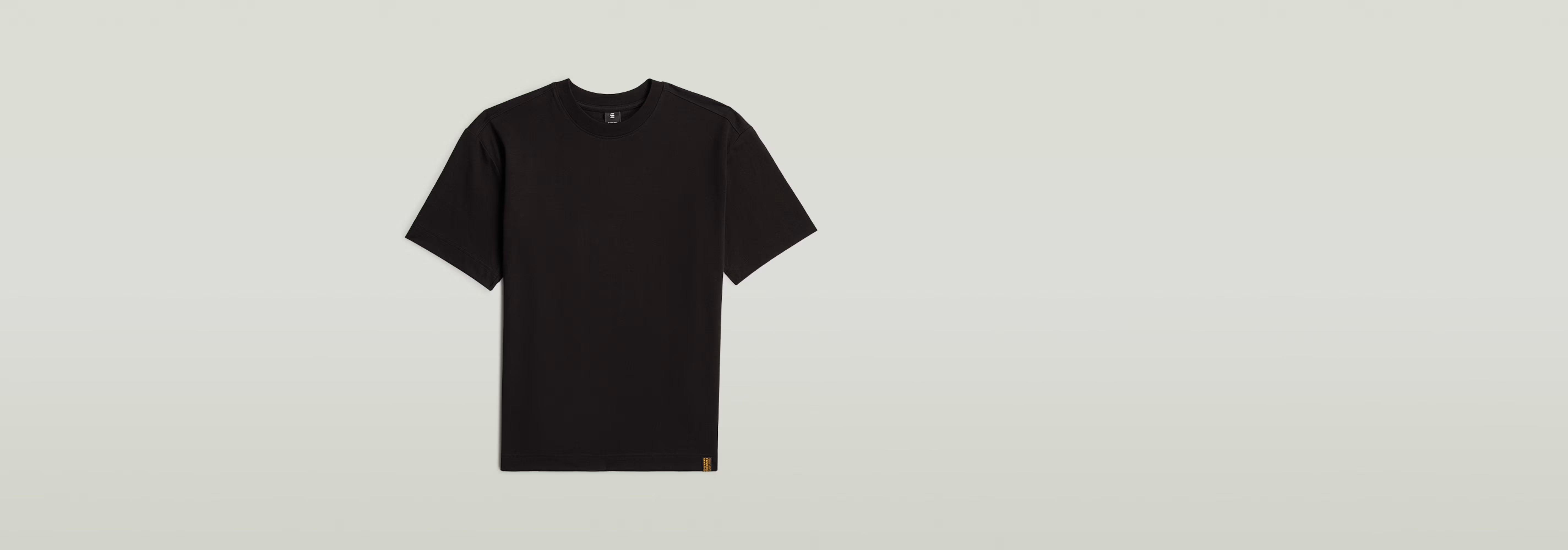 Camiseta GS-01 Relaxed en color negro con corte relajado, cuello clásico redondo y mangas cortas.