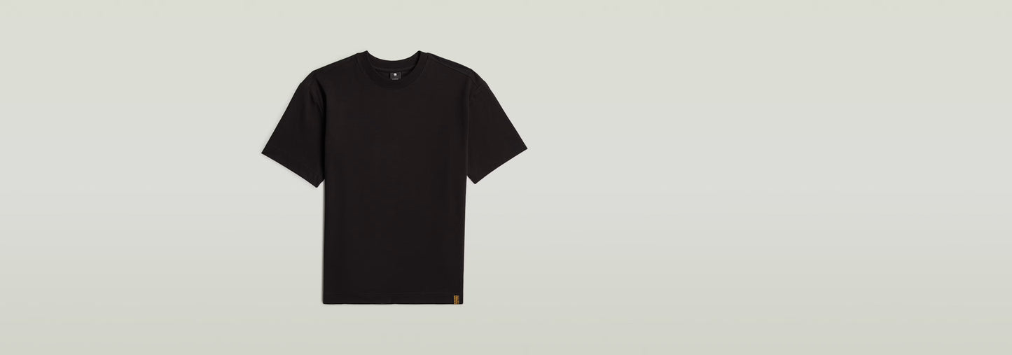 Camiseta GS-01 Relaxed en color negro con corte relajado, cuello clásico redondo y mangas cortas.