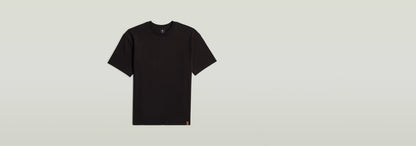 Camiseta GS-01 Relaxed en color negro con corte relajado, cuello clásico redondo y mangas cortas.