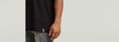 Detalle de la camiseta GS-01 Relaxed con cuello redondo y corte relajado, mostrando etiqueta en el bajo.