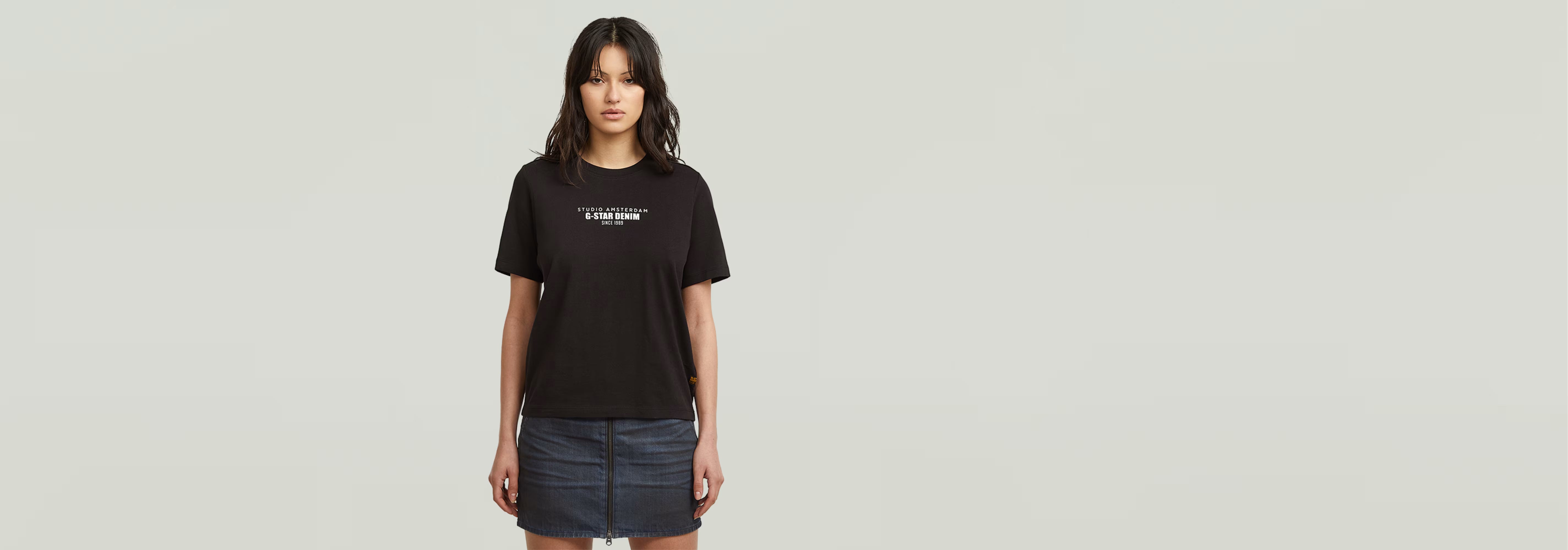 Modelo usando una camiseta HD Graphic negra con estampado gráfico en el pecho.