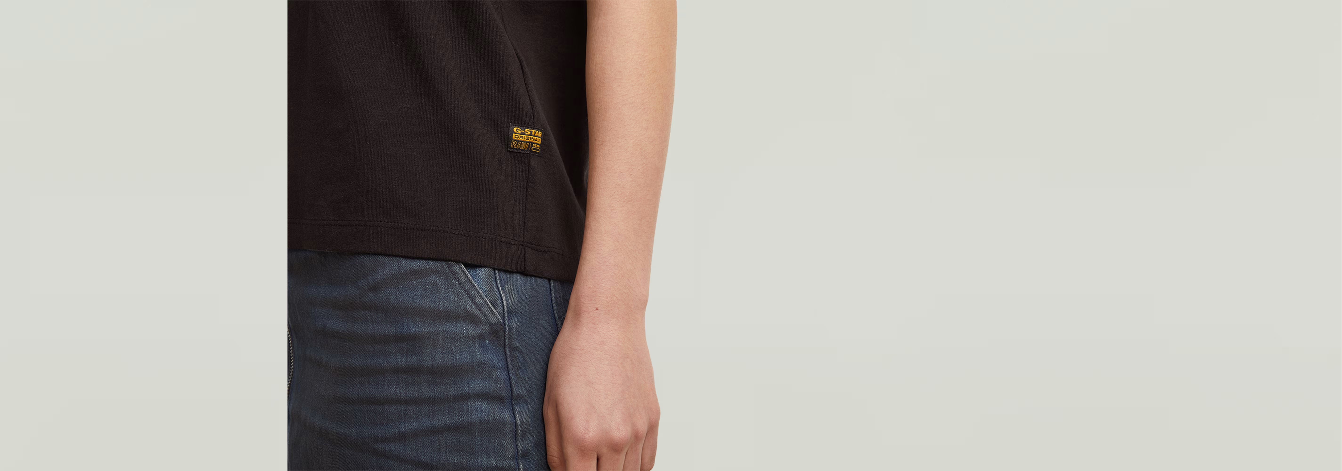 Muestra de la camiseta HD Graphic con corte recto y estampado gráfico en el pecho, vista de la manga y el bajo.