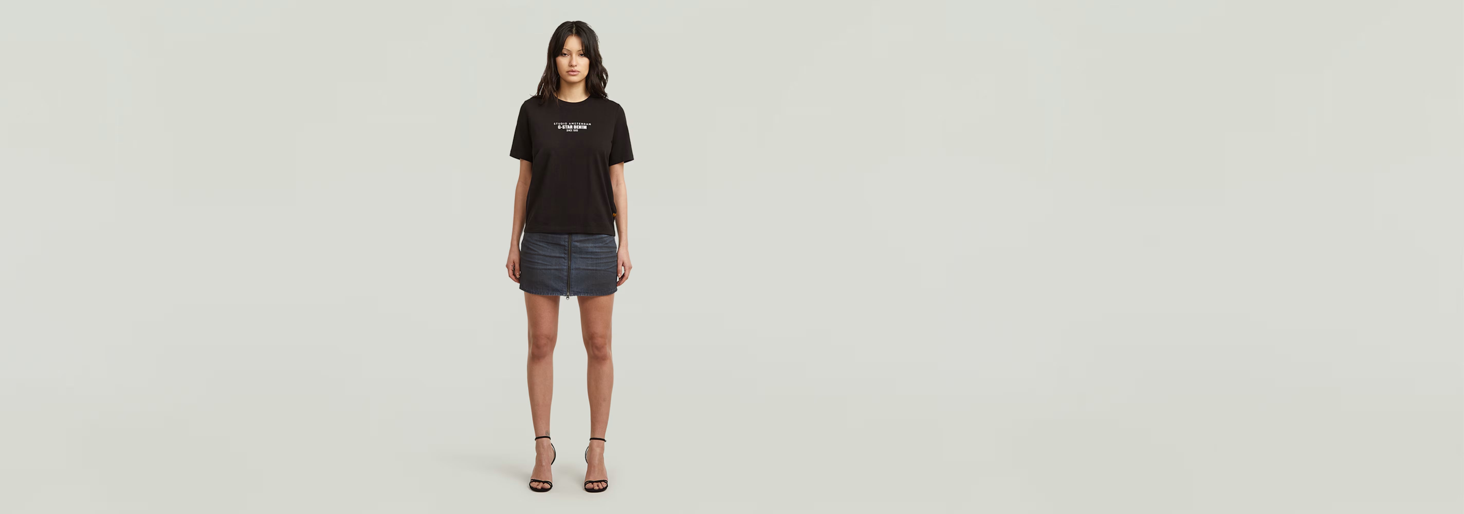 Mujer usando la Camiseta HD Graphic de color negro con un corte recto y estampado gráfico en el pecho.
