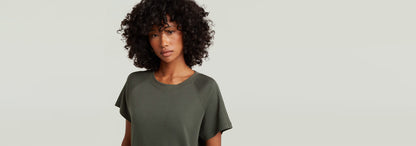 Camiseta Raglan de algodón ecológico con mangas de casquillo y cuello redondo. Color verde, diseño ligero y cómodo.