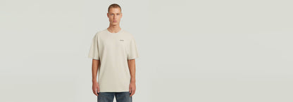 Camiseta Rib Insert Relaxed en color claro con cuello redondo y manga corta, modelo masculino de corte relajado.