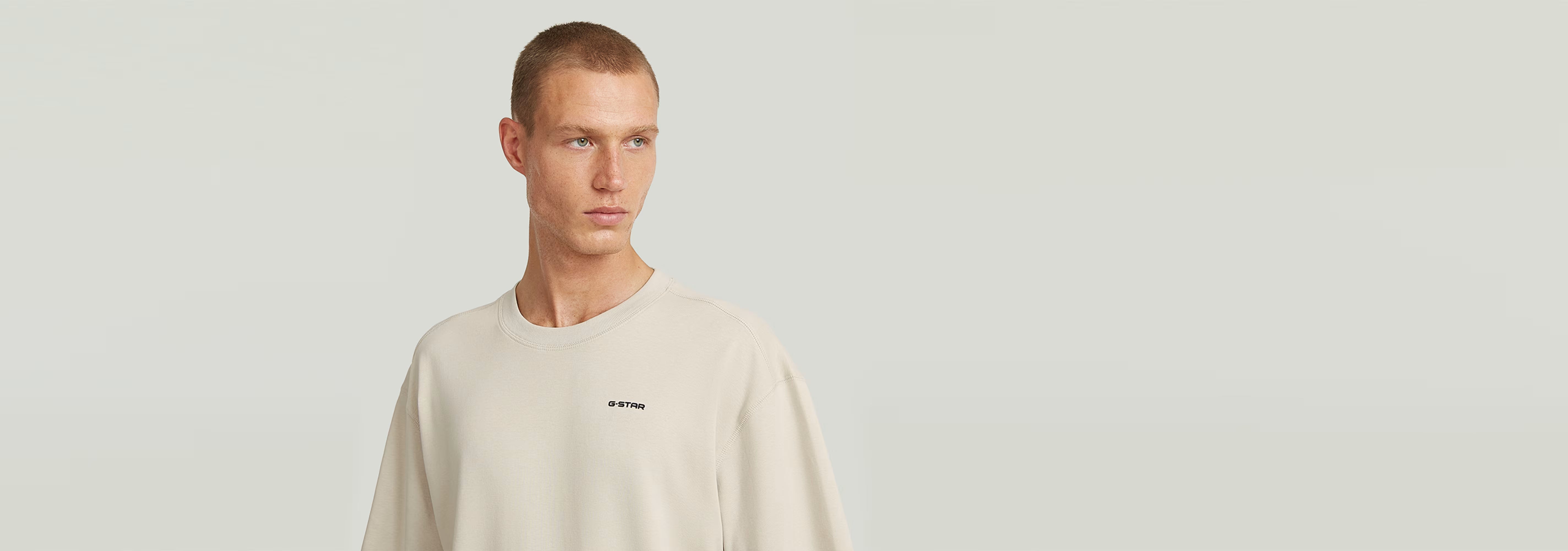 Camiseta Rib Insert Relaxed en color crema, con detalle gráfico y diseño de corte relajado.