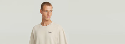 Camiseta Rib Insert Relaxed en color crema, con detalle gráfico y diseño de corte relajado.