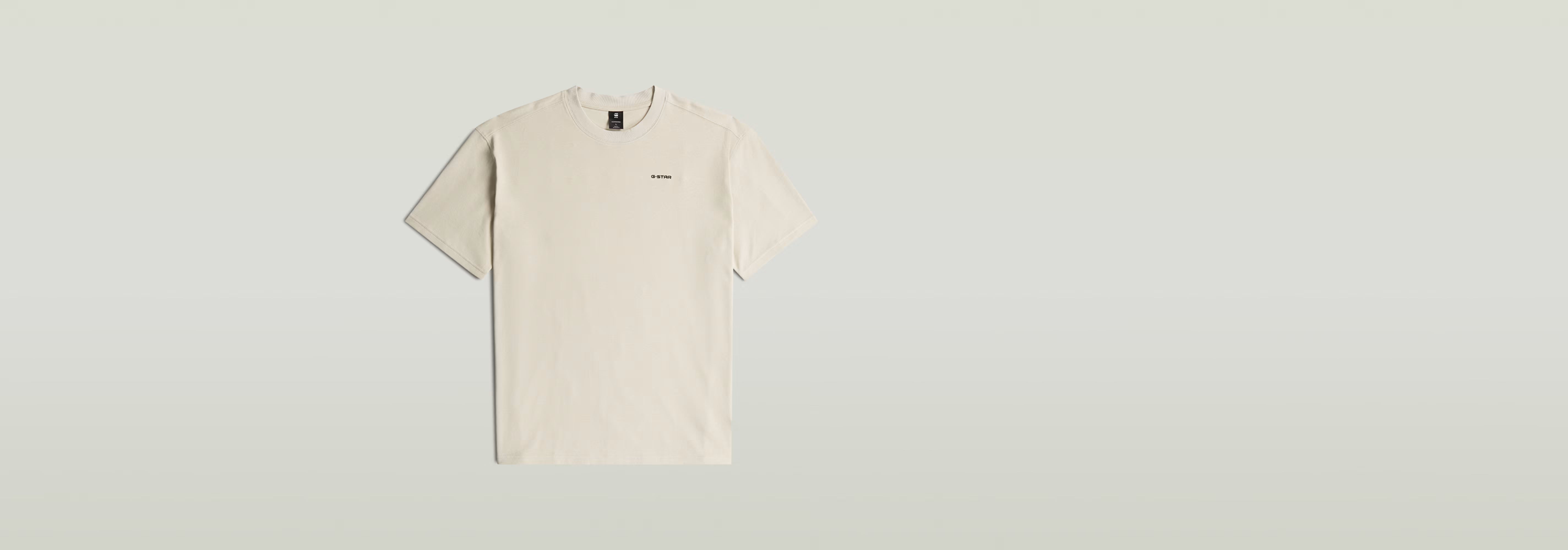 Camiseta Rib Insert Relaxed de algodón ecológico, diseño relajado con cuello redondo y detalle gráfico en la parte delantera.