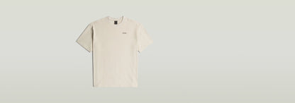 Camiseta Rib Insert Relaxed de algodón ecológico, diseño relajado con cuello redondo y detalle gráfico en la parte delantera.
