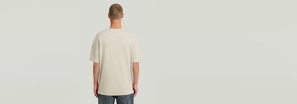 Camiseta Rib Insert Relaxed vista posterior, diseño casual y cómodo, 100% algodón ecológico.