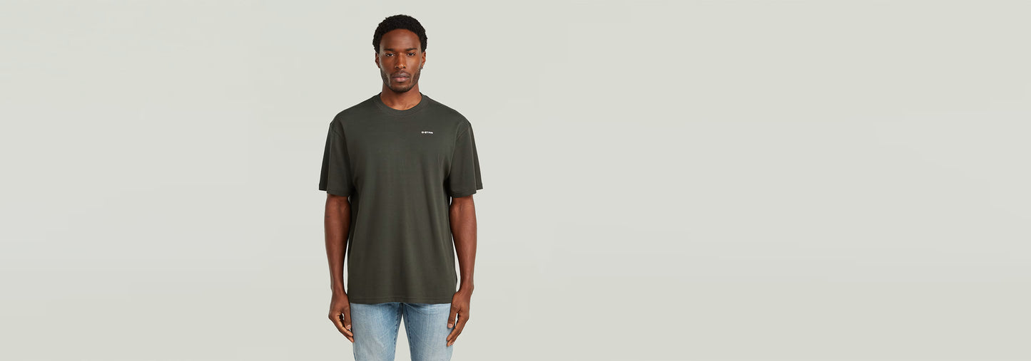 Camiseta Rib Insert Relaxed de diseño casual con cuello redondo y manga corta, en color verde oscuro.