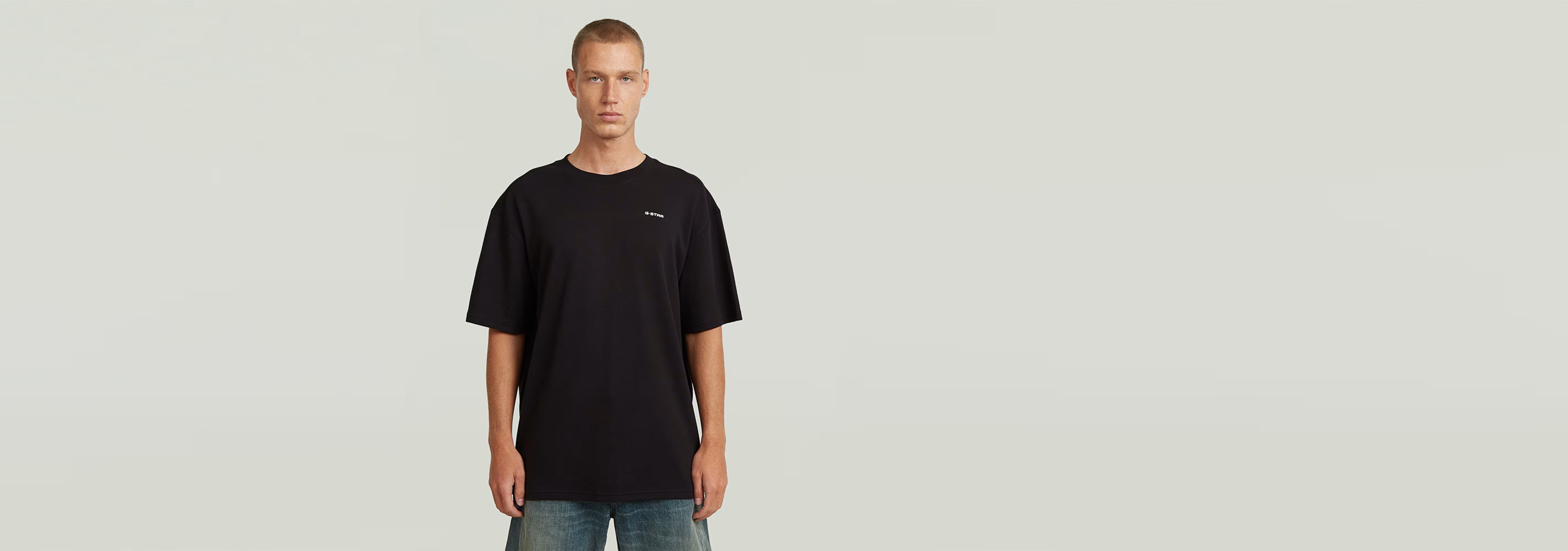 Modelo luciendo la Camiseta Rib Insert Relaxed de algodón ecológico, con un diseño casual y detalles gráficos.