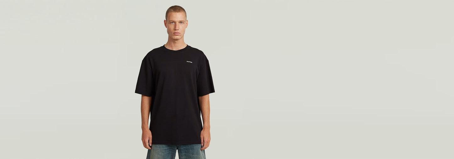 Modelo luciendo la Camiseta Rib Insert Relaxed de algodón ecológico, con un diseño casual y detalles gráficos.
