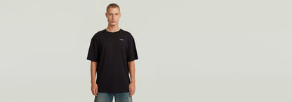 Modelo luciendo la Camiseta Rib Insert Relaxed de algodón ecológico, con un diseño casual y detalles gráficos.
