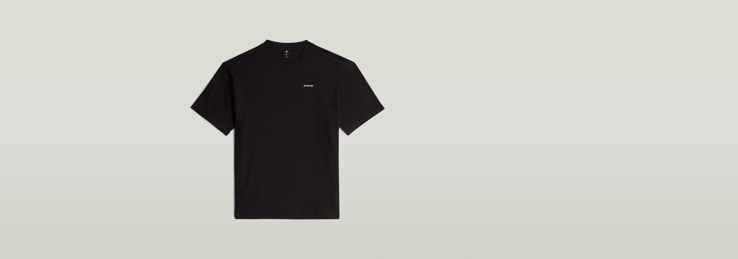Camiseta Rib Insert Relaxed en color negro, con diseño casual, cuello redondo y detalles gráficos.