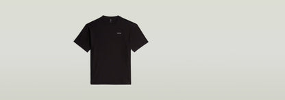 Camiseta Rib Insert Relaxed en color negro, con diseño casual, cuello redondo y detalles gráficos.