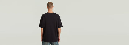 Camiseta Rib Insert Relaxed vista trasera en color negro, diseño relajado y detalles gráficos.