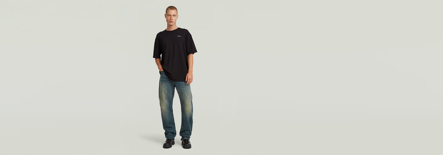 Modelo vistiendo la Camiseta Rib Insert Relaxed, con diseño casual, cuello redondo y detalles gráficos en algodón ecológico.