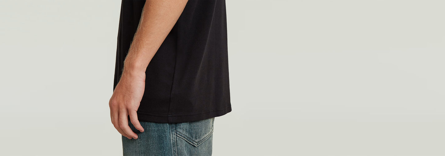 Camiseta Rib Insert Relaxed vista lateral mostrando diseño casual y detalles gráficos.