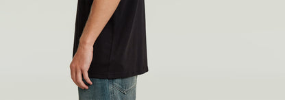 Camiseta Rib Insert Relaxed vista lateral mostrando diseño casual y detalles gráficos.