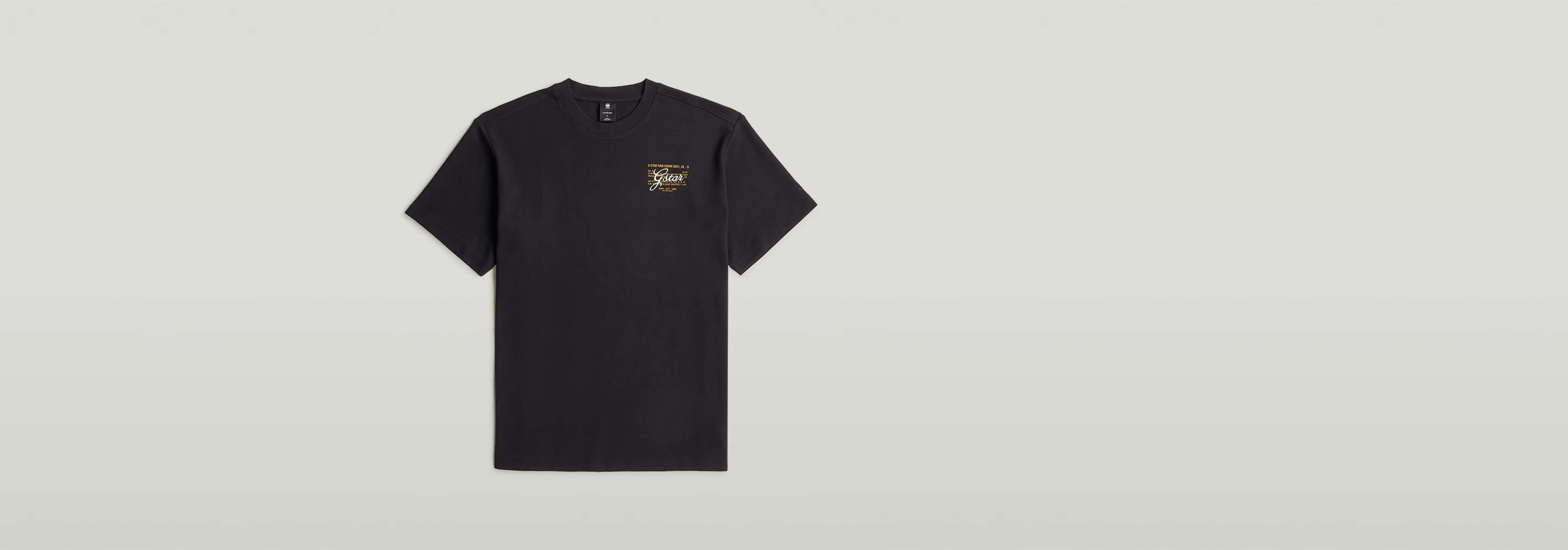 Camiseta Script en color negro con diseño gráfico en el pecho y cuello redondo, de algodón ecológico y manga corta.
