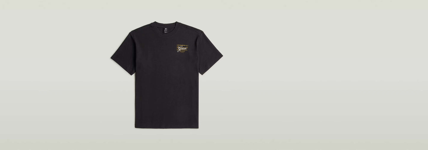 Camiseta Script en color negro con diseño gráfico en el pecho y cuello redondo, de algodón ecológico y manga corta.