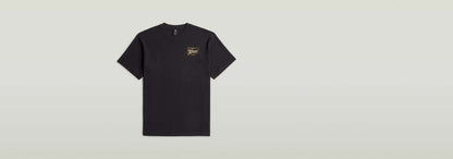 Camiseta Script en color negro con diseño gráfico en el pecho y cuello redondo, de algodón ecológico y manga corta.