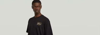 Camiseta Script en color negro con diseño gráfico en el pecho, modelo masculino con cuello redondo y manga corta.