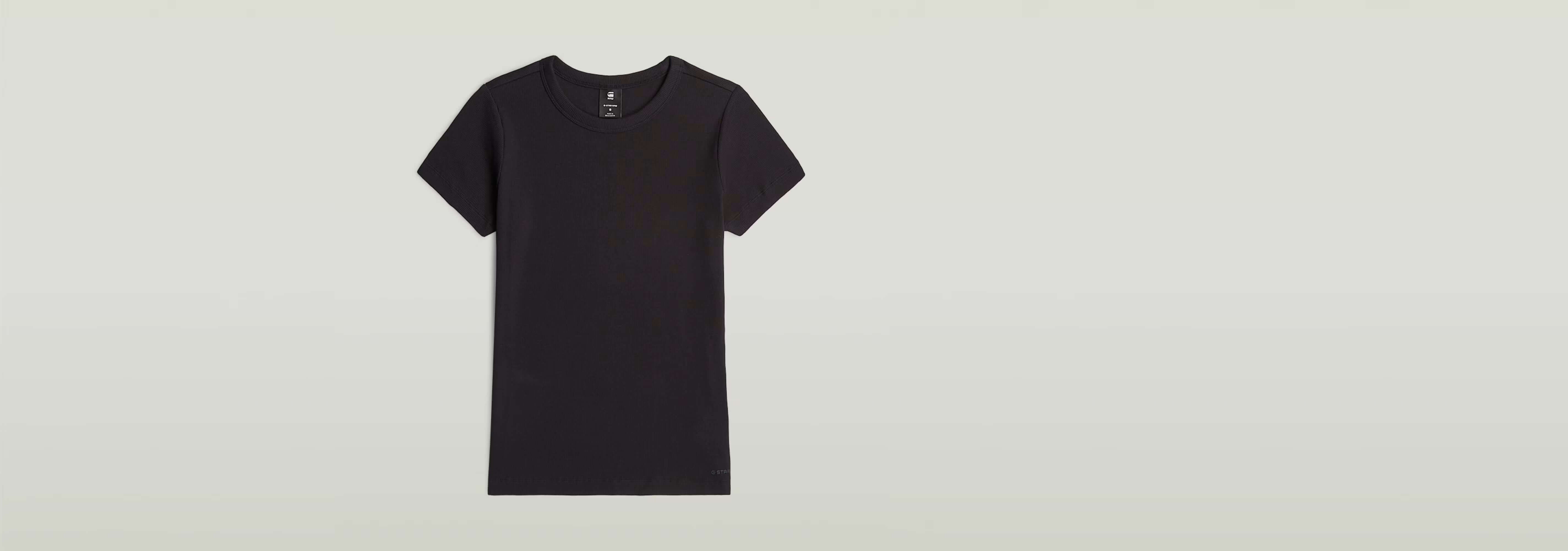Camiseta Slim Rib negra de algodón ecológico con cuello redondo y manga corta para un look versátil.